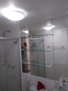 Espelho com prateleiras colocados no banheiro 2