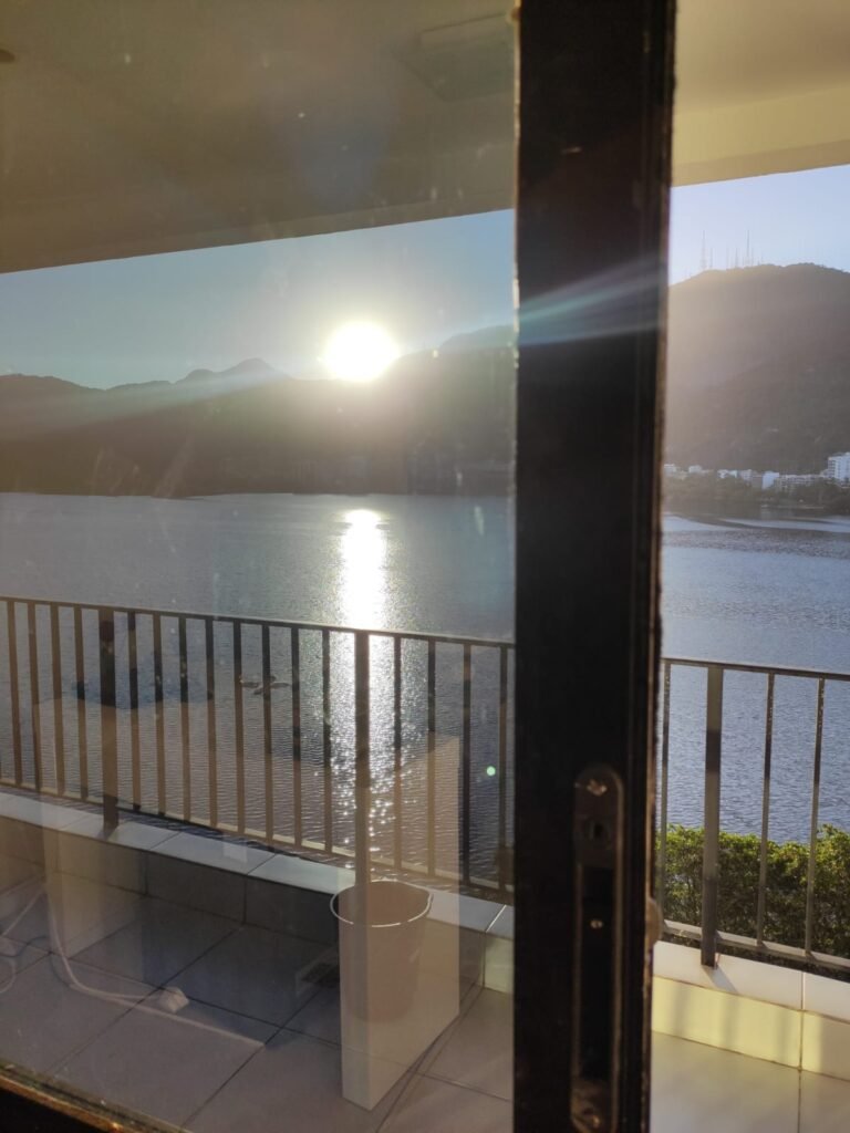 A Luz que Cega: Como a EduFilm Devolveu o Conforto a um Lar na Lagoa Rodrigo de Freitas 2 claridade excessiva do sol batendo na lagoa rodrigo de freitas