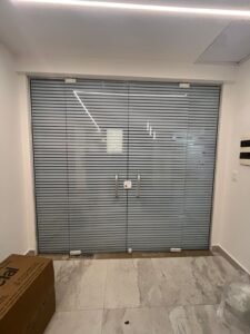 pelicula persiana mini blind porta de escritorio